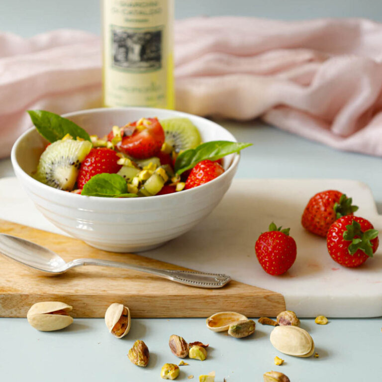 Fraises et kiwis au basilic, pistaches et limoncello