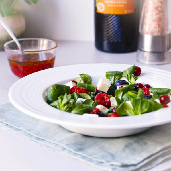 Salade de mâches aux fruits rouges et à la feta