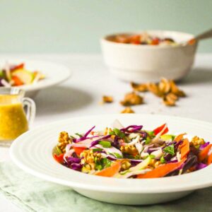 Chou rouge et blanc, carotte, pomme et noix