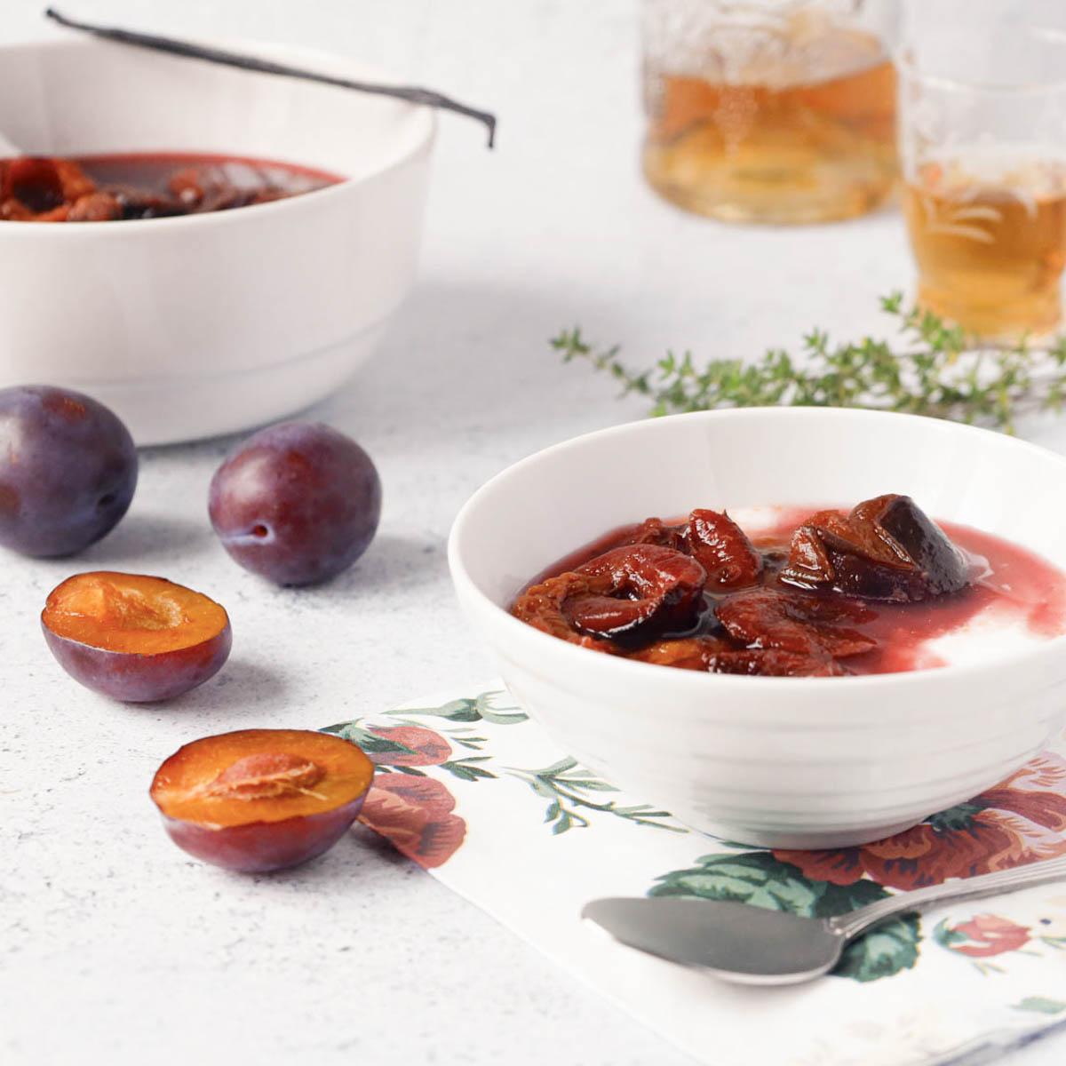 Lire la suite à propos de l’article Compotée de prunes rouges infusées au thym et au Muscat