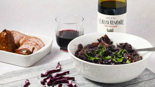 Chou rouge, lard et saucisse, mijotés au vin rouge