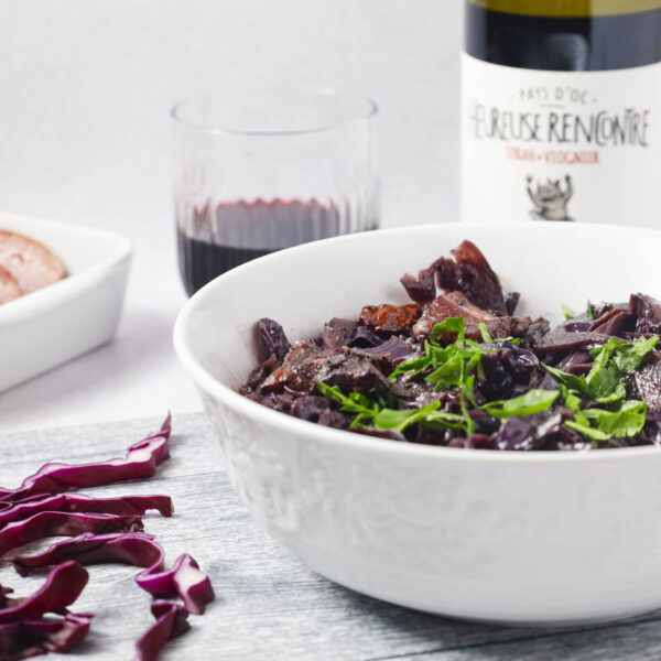 Chou rouge, lard et saucisse, mijotés au vin rouge