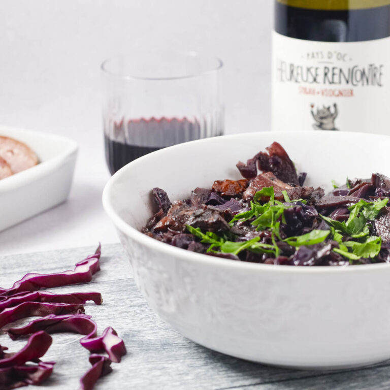 Chou rouge, lard et saucisse, mijotés au vin rouge