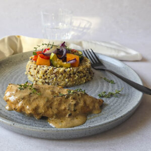 Poulet mariné au citron, ail et thym