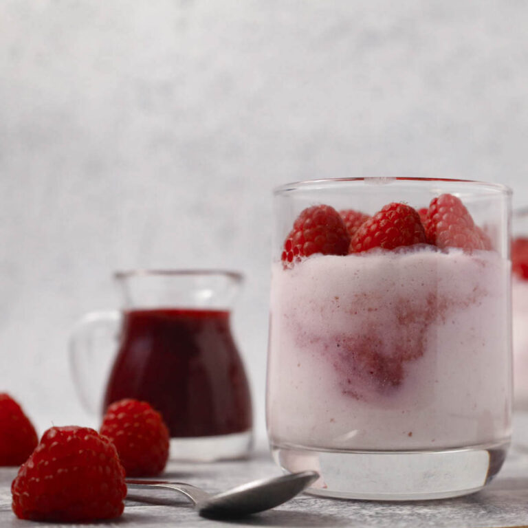 Mousse de fromage blanc au coulis de framboise