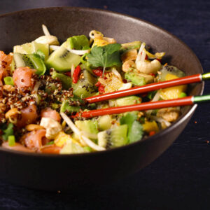 Poké bowl au quinoa rouge et au saumon fumé