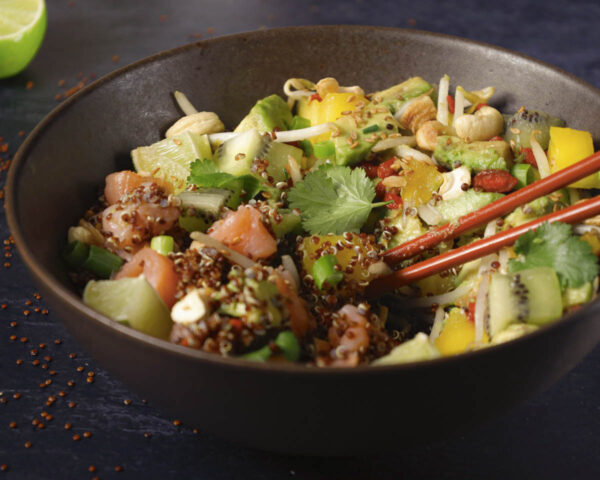 Poké bowl au quinoa rouge et au saumon fumé