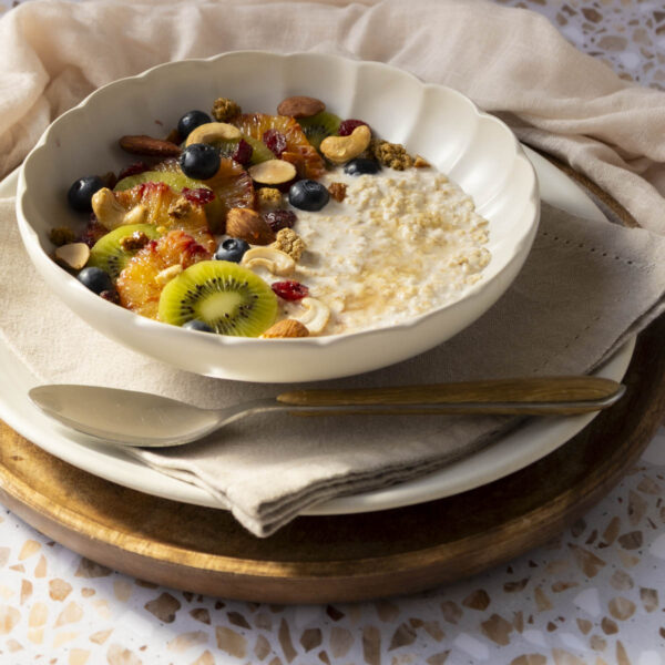 Bowl de flocons d'avoine aux fruits et aux graines