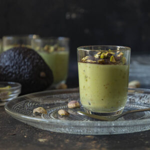 Crème dessert sans sucre raffiné, avocat et pistaches