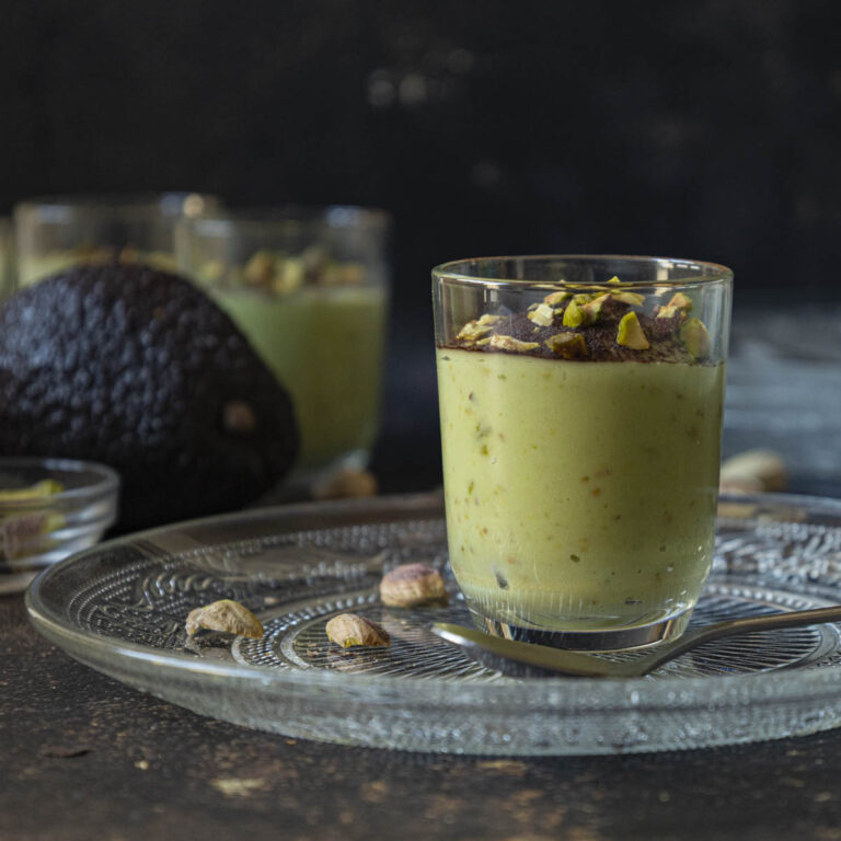 Crème dessert sans sucre raffiné, avocat et pistaches
