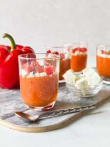 Crème légère de poivrons rouges, feta et piment