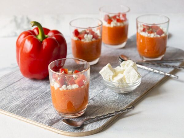Crème légère de poivrons rouges, feta et piment