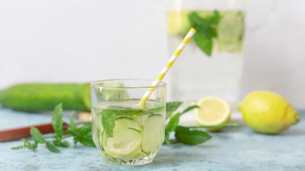 Eau au concombre, citron, gingembre et menthe