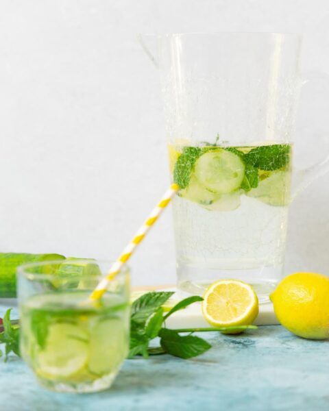 Eau au concombre, citron, gingembre et menthe