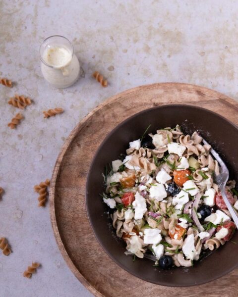 Salade IG bas de pâtes de petit épeautre, sauce au yaourt et pesto